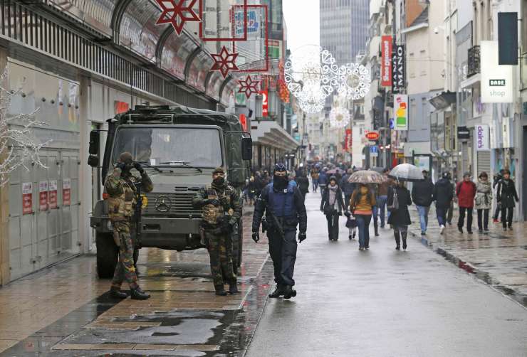 Bruselj ob lovu na teroristične osumljence zamrl, na ulicah vojska in le malo ljudi