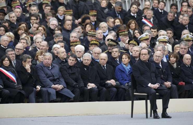 Hollande na žalni slovesnosti: Francija bo naredila vse, da uniči vojsko fanatikov