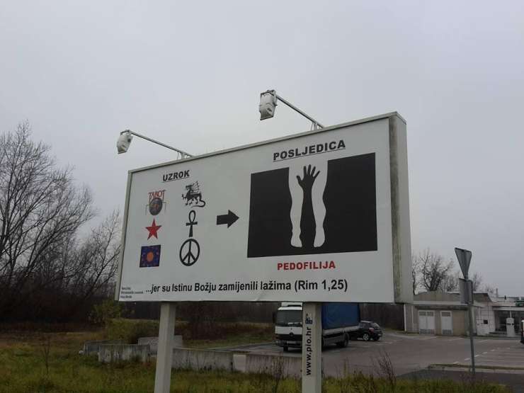 Bizarna poteza hrvaškega duhovnika – na jumbo plakatih za pedofilijo krivi rdečo zvezdo in tarot