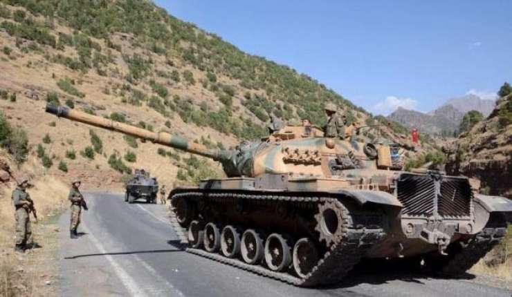 V turški ofenzivi proti PKK naj bi bilo več kot sto mrtvih