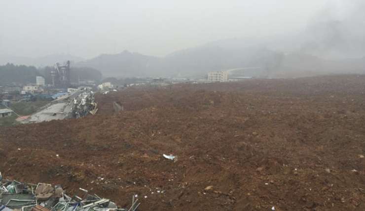 Kitajska: zemeljski plaz pokopal na desetine stavb, več kot 90 pogrešanih