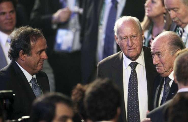 Etična "brca" za Blatterja in Platinija: osemletna prepoved dela v nogometu