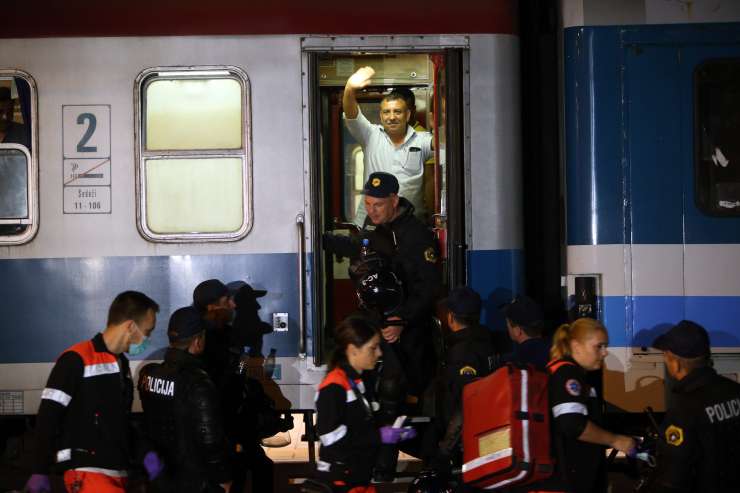 Ilegalne migrante z vlaki čez Slovenijo vozijo ponoči