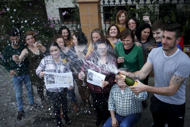 Španska božična loterija letos vredna 2,2 milijarde evrov, prva nagrada 452 milijonov