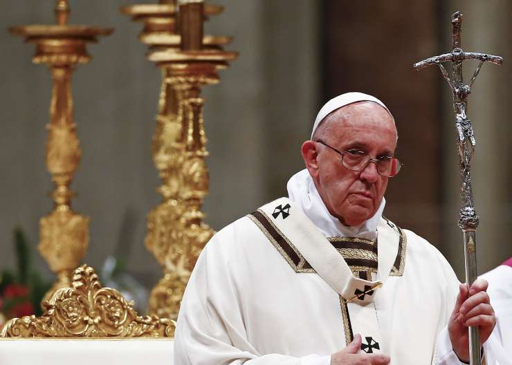 Papež med polnočnico zavrnil zavrnil opitost sodobnih družb s potrošništvom in bogastvom