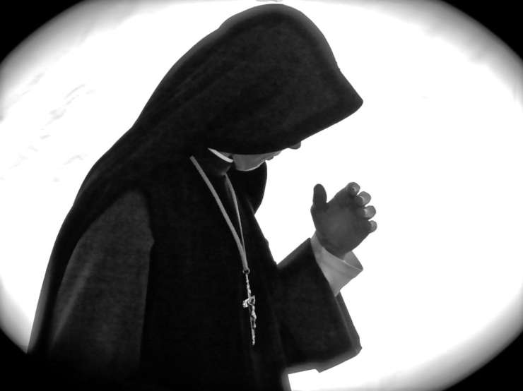 Redovniška pripravnica trdi, da ji je Bog naročil, naj vztraja v razpuščenem samostanu