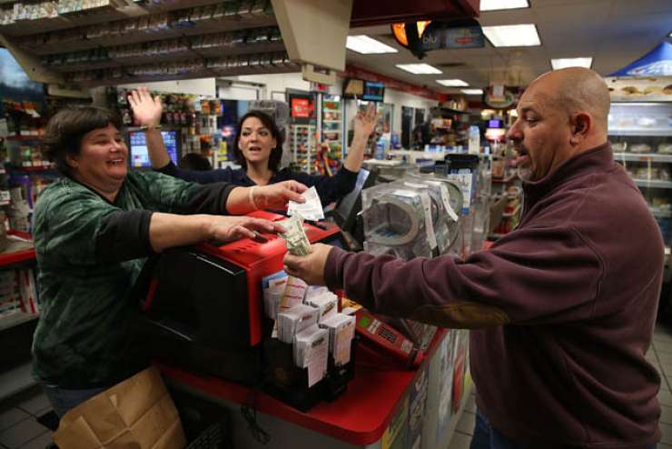 Američane zajela loterijska mrzlica, dobitek bo višji od 700 milijonov dolarjev