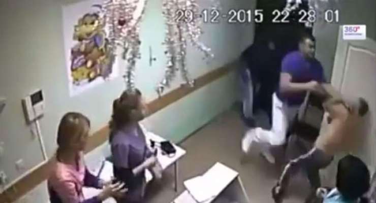 VIDEO: Zdravnik z udarcem ubil pacienta, ki je napadel medicinsko sestro