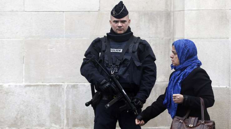 Zaradi bombne grožnje na Twitterju evakuirali francosko šolo