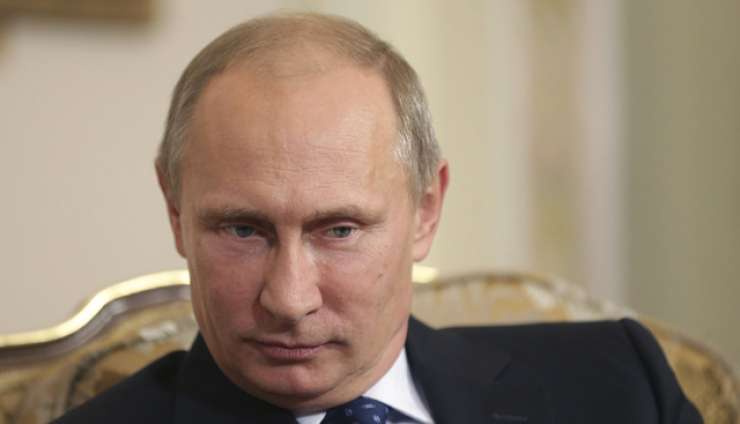 Putin priznava, da sankcije občutno škodujejo Rusiji, a se hvali s 300 milijardami rezerv v zlatu