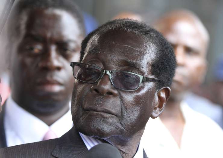 Državni udar v Zimbabveju? Vojska trdi, da se je lotila "kriminalcev" okoli Mugabeja