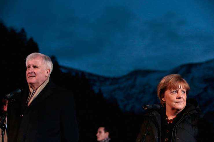 Bavarski ultimat za Merklovo: spremeni begunsko politiko, drugače sledi tožba