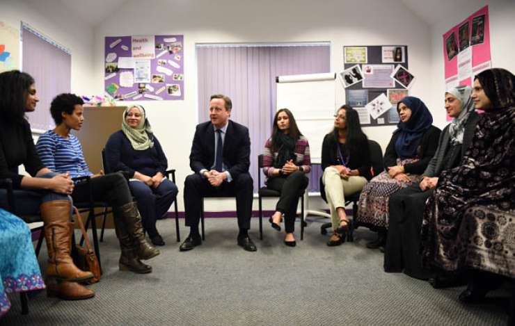Cameron zagrozil z izgonom muslimank, ki ne znajo angleščine