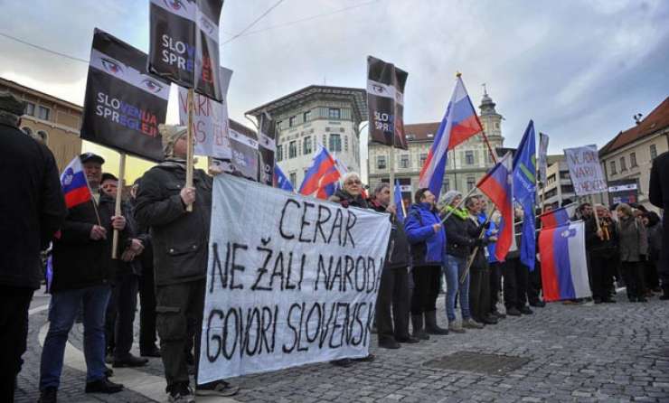 Zahteva protestnikov: Cerar, ne žali naroda, govori slovensko!