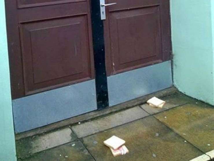 Grozljiv zločin, policija na nogah – pred vrata džamije odvrgli sendviče s slanino
