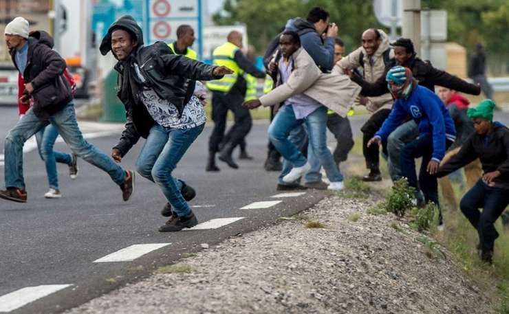 Migranti zasedli trajekt v Calaisu in hoteli odpluti do Velike Britanije