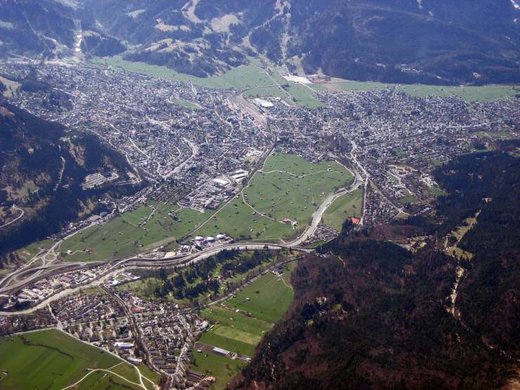 S koronavirusom okužena Američanka v nemškem Garmischu veselo žurala in širila okužbo