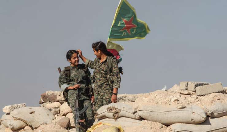 Kurdi na severu Sirije napredujejo kljub obstreljevanju Turčije