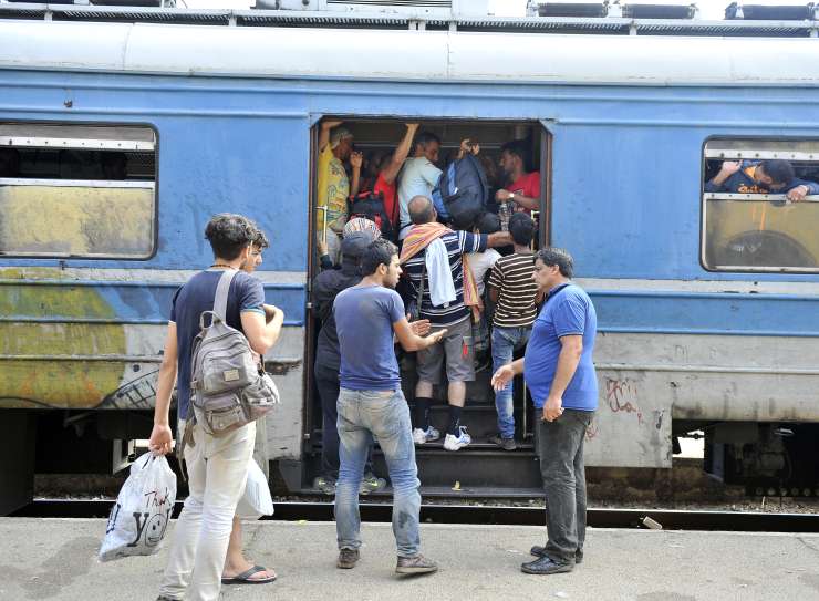 Migranti železniško postajo spremenili v "postajo strahu"