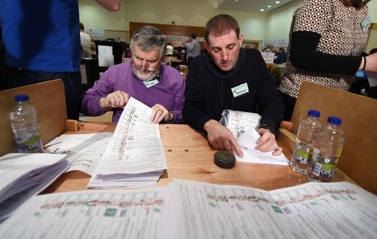 Irska koalicija po vzporednih volitvah izgubila večino 