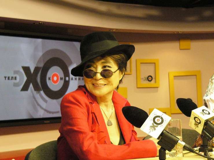 Yoko Ono po enem dnevu v bolnišnici že doma