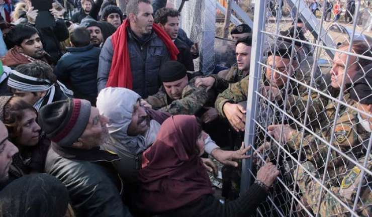 Migranti poskušali prebiti ograjo na grško-makedonski meji, Makedonci uporabili solzivec