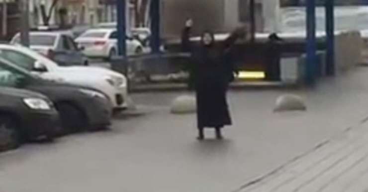Srhljiv prizor sredi Moskve: ženska z otroško glavo v roki kričala Alah akbar in grozila z napadom