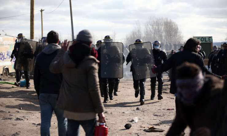 V "Džungli" v Calaisu spopad migrantov s policijo