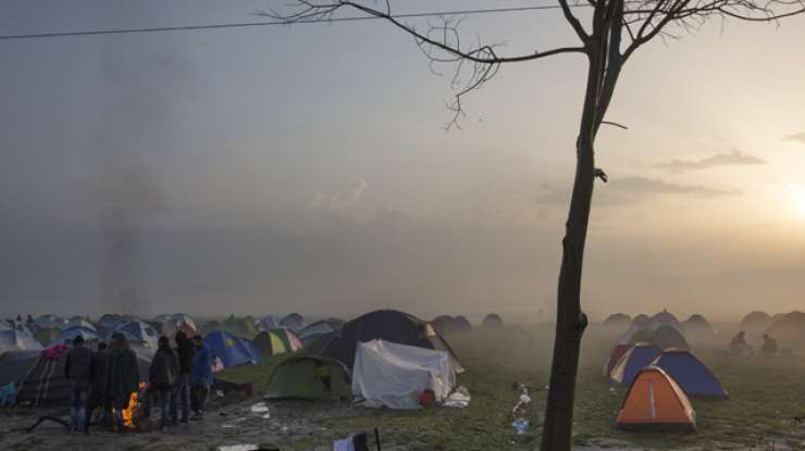 Gneča na grško-makedonski meji, že 8000 migrantov čaka na vstop v Makedonijo