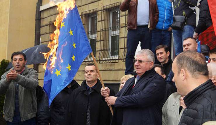 FOTO: Šešelj je pred beograjskim sodiščem zažgal zastavi Nata in EU