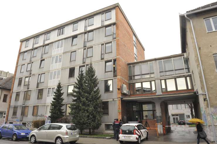 Migrant v Ljubljani grozil s skokom skozi okno, nato pristal na psihiatriji