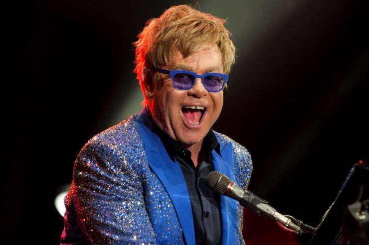 Elton John po odpovedi glasu nadaljuje s turnejo