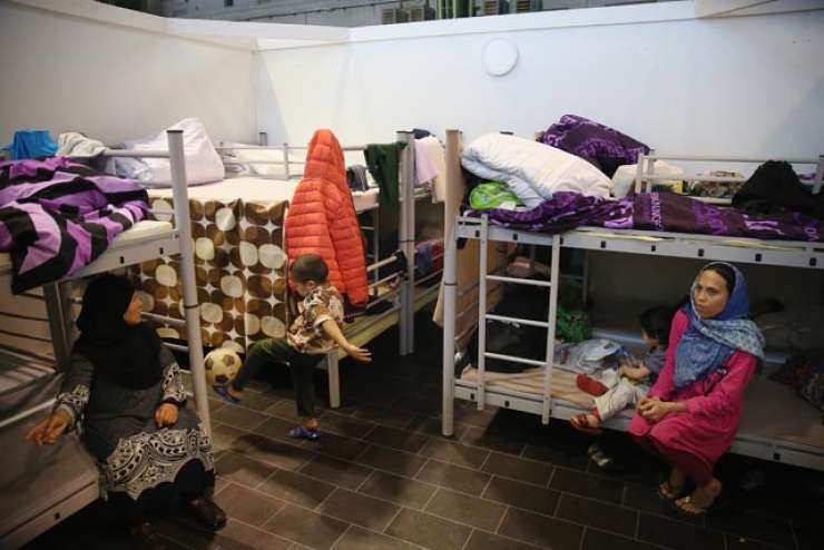 Posilstva v azilnih centrih: Nemčija bo ženske in otroke ločila od moških migrantov