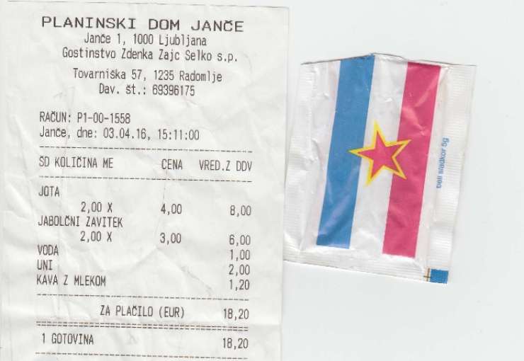 Kavi je dodana vrečka s sladkorjem, na kateri je zastava SFRJ z rdečo zvezdo