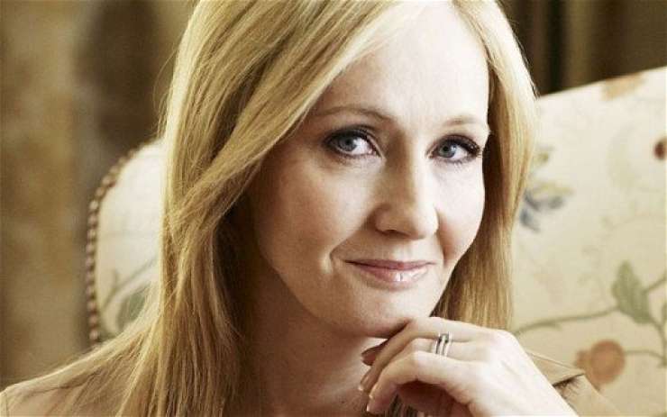 Stol, na katerem je J.K. Rowling pisala Harryja Potterja, na dražbi prodan za 394.000 dolarjev
