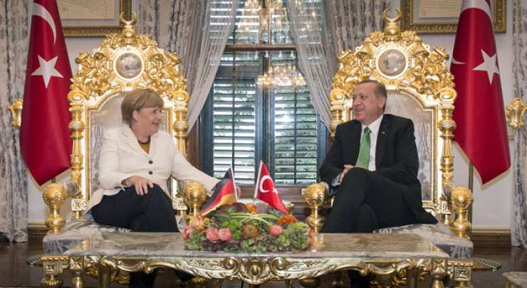 Merklova: Erdogan lahko preganja satirika, ki ga je užalil