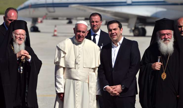 Papež obiskal begunce na Lezbosu: "Niste sami ... ne izgubite upanja"