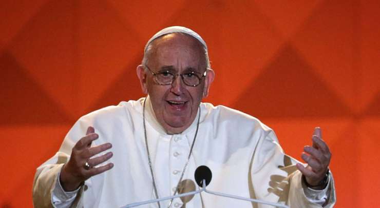 Papež se je srečal z muslimanom, čigar ženi kristjanki so islamisti prerezali vrat