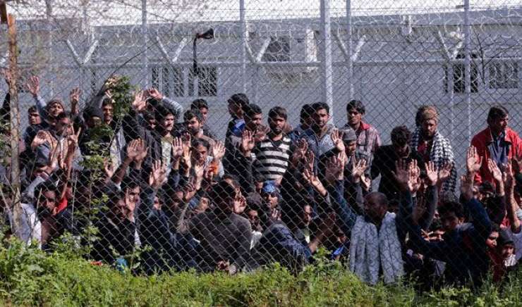 Ministrov obisk na Lezbosu sprožil bitko med begunci in policisti