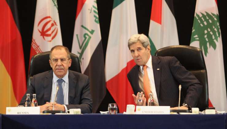 Kerry pozval Lavrova k prenehanju bombardiranja opozicije v Siriji