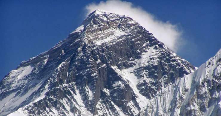 Na Everestu umrl plezalec, dva pogrešajo