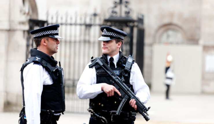 Zaradi lažnega terorističnega preplaha morajo trije britanski policisti za rešetke