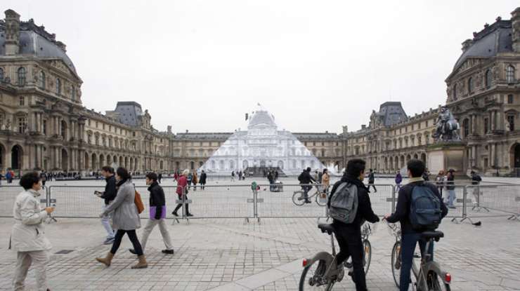 Zaradi narasle Sene zaprta slavna muzeja Louvre in Orsay 