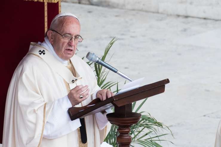 Papež bo odprl vrata Vatikana 43 migrantom z Lezbosa