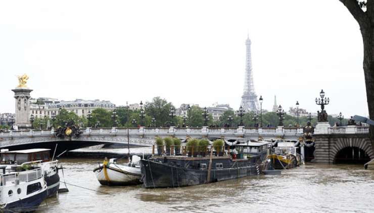Sena upada, razmere v Parizu se umirjajo