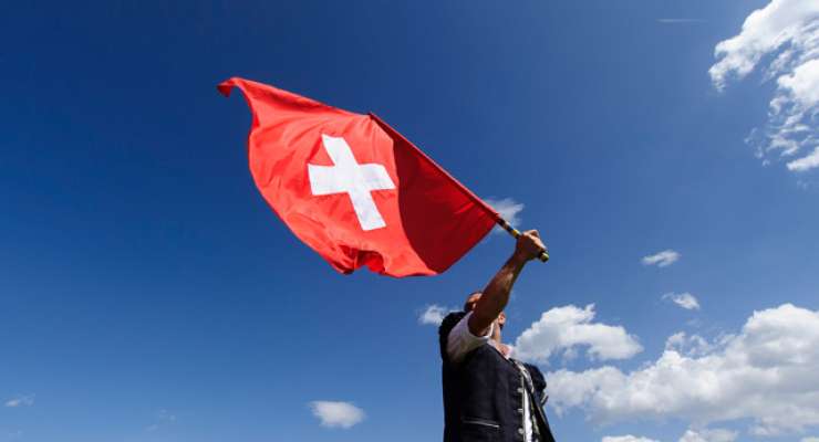 Švicarji odločno zavrnili univerzalni temeljni dohodek