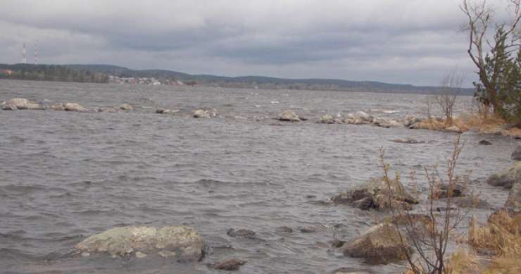Tragedija na ruskem jezeru: utonilo vsaj 15 ljudi, večinoma otrok