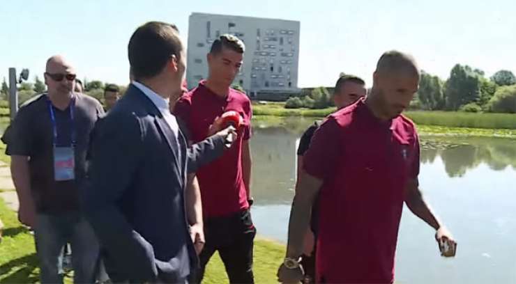 VIDEO: Živčni Ronaldo je novinarju iztrgal mikrofon in ga vrgel v reko