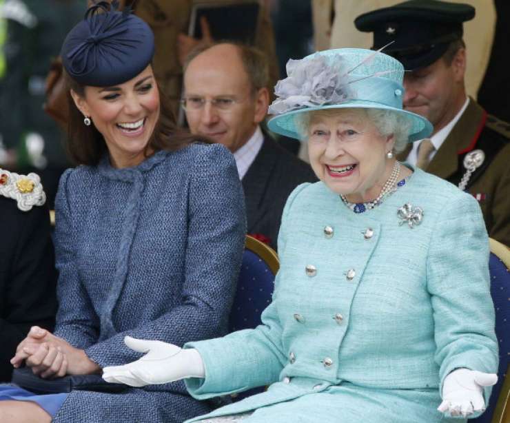 Britanska kraljica ohranja smisel za humor: Še vedno sem živa