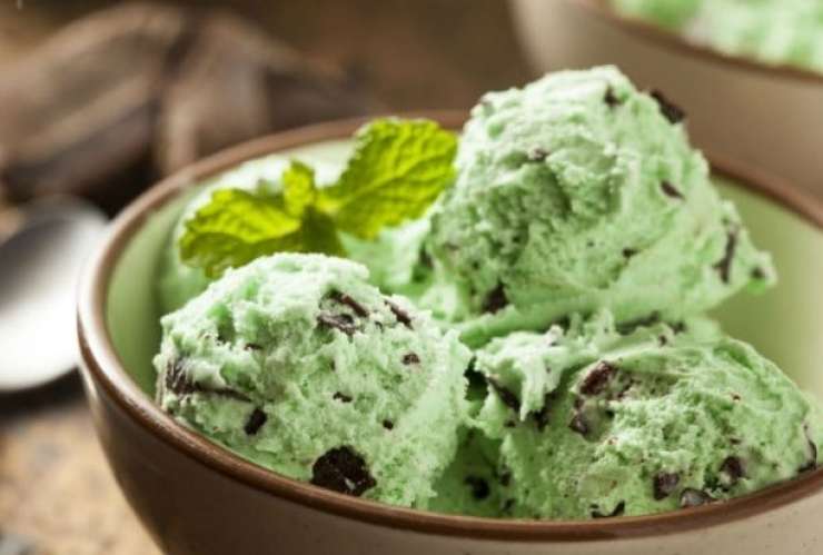 S tremi koraki do domačega mint sladoleda s čokolado.